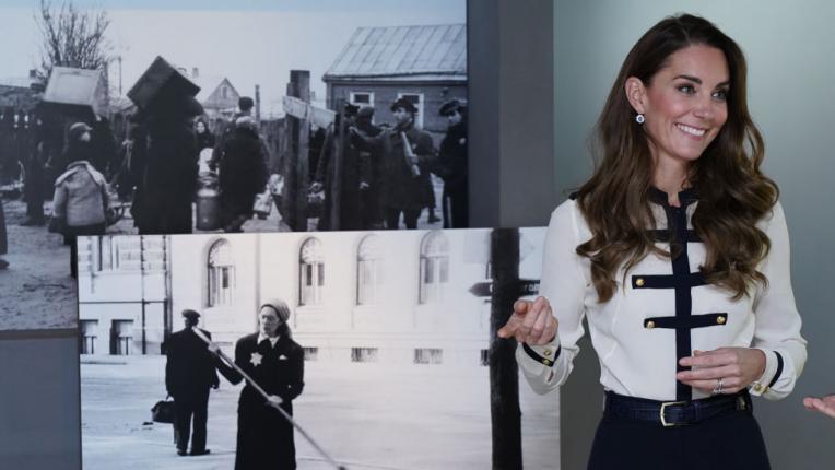 Кейт Мидълтън отново впечатли с униформена визия при откриване на галерия