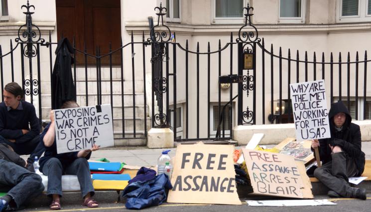 WikiLeaks - Асанж се жени за жената на живота си в пандиза, но първо се наложи да даде британския министър на правосъдието под съд