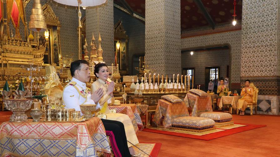 Кралят на Тайланд се завърна в Германия с любовниците си