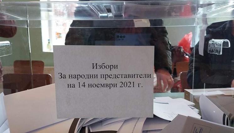 Гласуване - Разгневена жена изяде разписката от машината, след като гласува