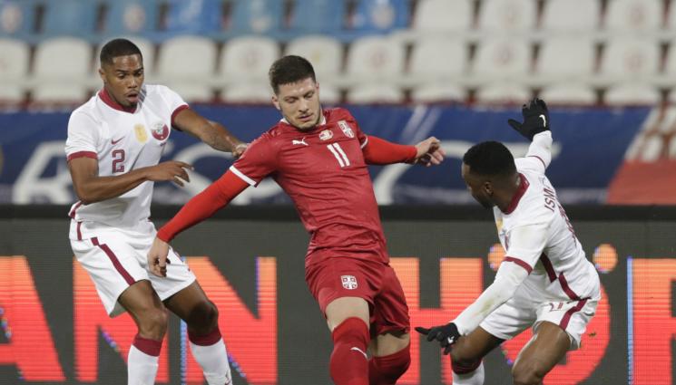 Сърбия - Съветват сексбомба да си затвори краката