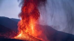 На полуостров Камчатка изригна вулканът Шивелуч предаде ТАСС като се