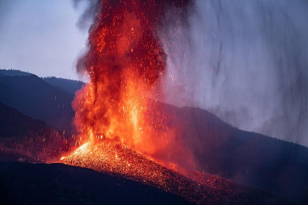 Вулкан изригна близо до исландската столица Рейкявик, предаде Франс прес.