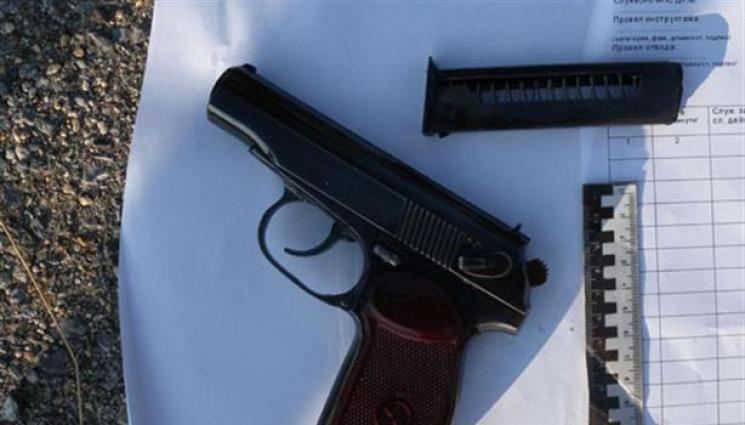 Пистолет - Карък изпусна пищова си, гръмна се в корема