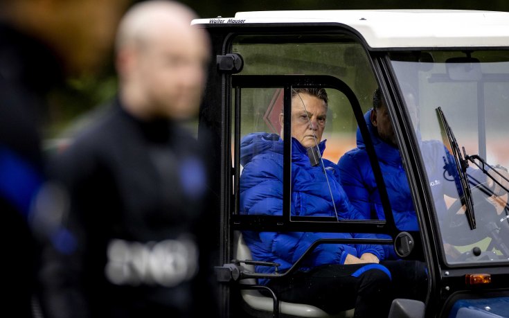 Ван Гаал претърпя инцидент, приеха го в болница