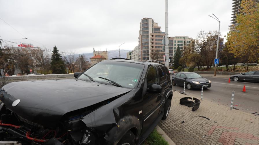 <p>Катастрофа в София, едната кола буквално излетя от пътя</p>