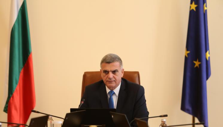 Стефан Янев - Генерал без армия: Стефан Янев изгуби доверието на президента и премиера, но се закани да поведе партия