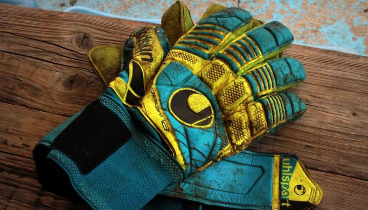 ръкавици вратар - Заподозряха женския отбор на Иран, че им пази мъж