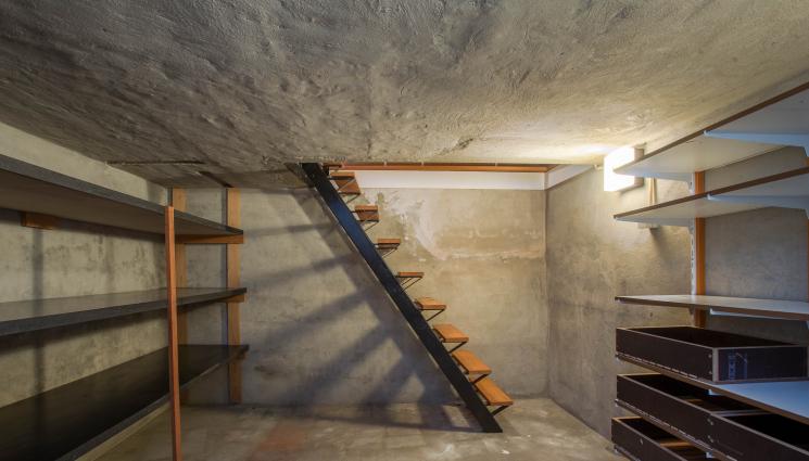 мазе - Семейство си купи къща – тя се оказа морга със стая на ужаса в мазето