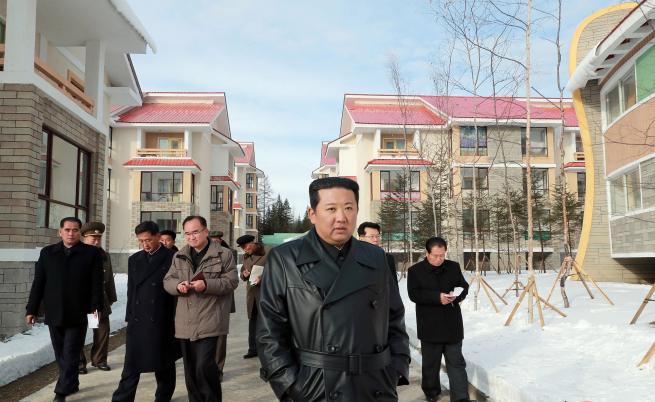 Ким Чен-ун посети новоизграждащ се севернокорейски град, определян като 
