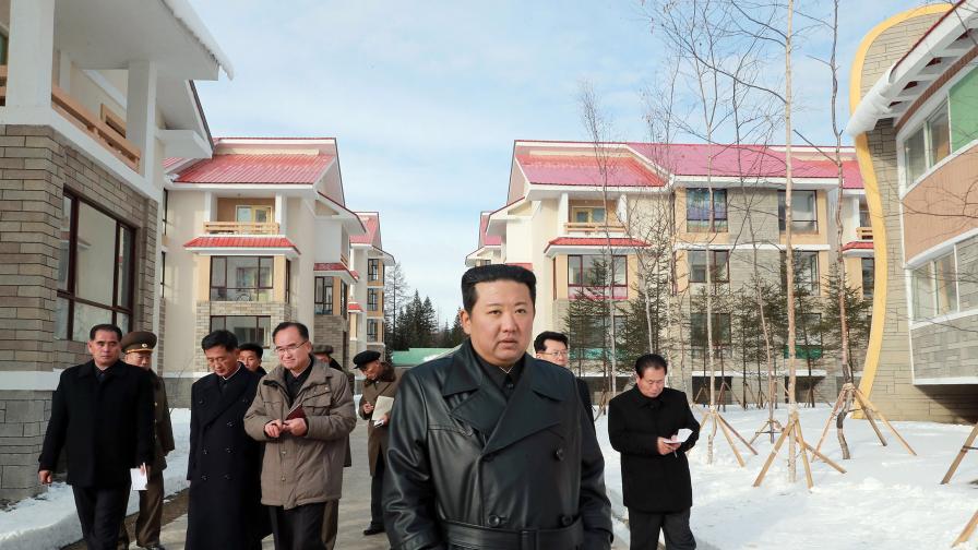Севернокорейският лидер Ким Чен-ун посети новия град, който се строи близо до границата на страната с Китай и планината, смятана за свещена от неговото семейство
