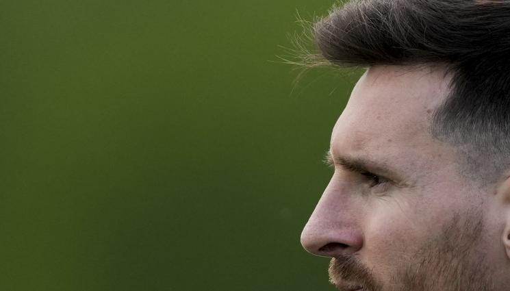 Лео Меси - Лео Меси разнежи мрежите с романтична целувка