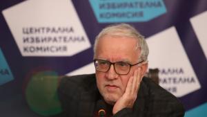 Заместник председателят на Централната избирателна комисия Цветозар Томов обяви че подава