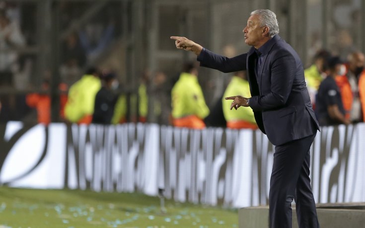 Селекционерът на Бразилия скочи на съдията