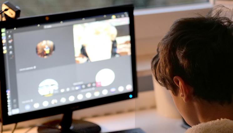 ученици - 260 000 деца прецакани вкъщи до последно