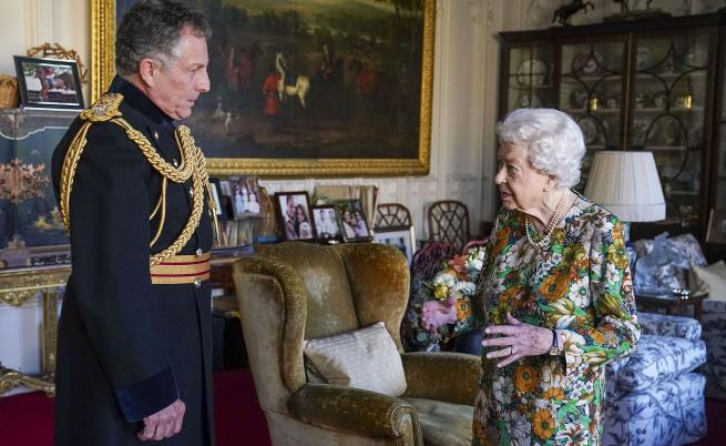 Снимки на кралица Елизабет Втора развълнуваха света