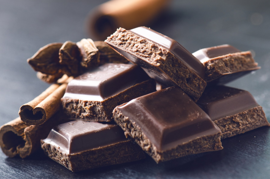 <p><strong>10. Черен шоколад</strong><br />
Той е малкото тайно удоволствие на всички, спазващи диета. Освен това е по-добрият вариант за десерт, отразява се добре на зъбите ни заради ниското съдържание на захар и е много по-здравословен и полезен от млечния. Скорошно проучване разкрива, че хората, които ядат по 2-3 блокчета черен шоколад 30 минути преди хранене, консумират със 17% по-малко калории от другите, които не са яли нищо преди обяда или вечерята.</p>