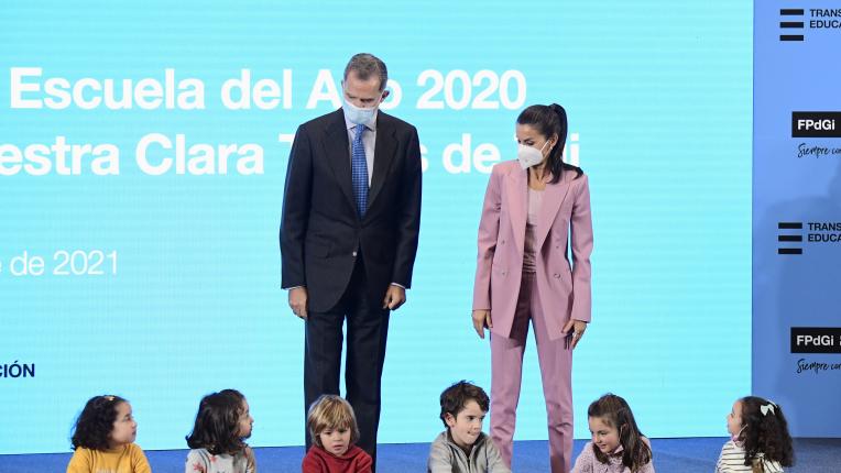  Испанската кралица в цветна делова визия 