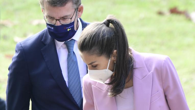  Испанската кралица в цветна делова визия 