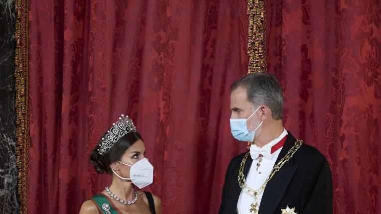  Летисия Ортис в цялостния си искра за публична вечеря в двореца 