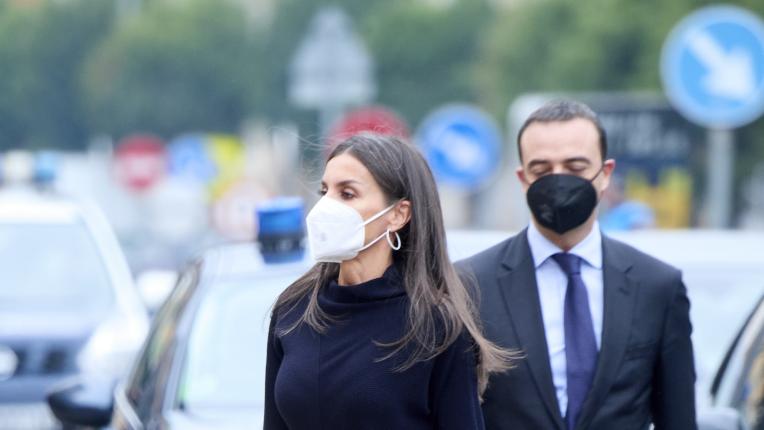  Кралица Летисия в черно от глава до пети 