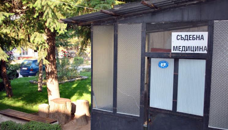 крими - КАСАПНИЦА: Бащи и синове се биха и стреляха в болница