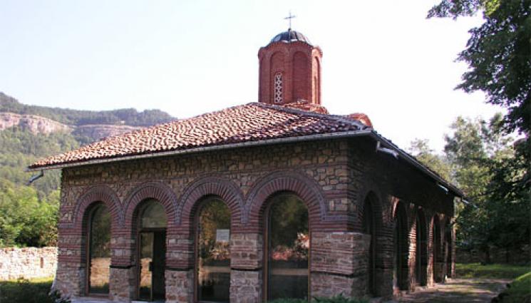 църкви - Обезглавен болярин откриха под Царевец (СНИМКА)