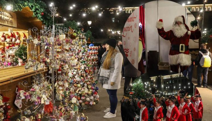 Коледен базар - Коледният дух завладява София, пускат на немския базар само със зелен сертификат (ГАЛЕРИЯ)