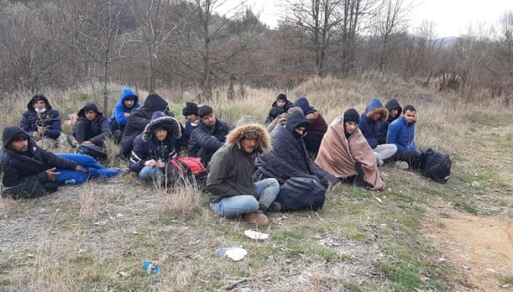 бежанци - НОВА ПОРЦИЯ НАШЕСТВЕНИЦИ: Сгащиха голяма група бежанци в хладилен камион