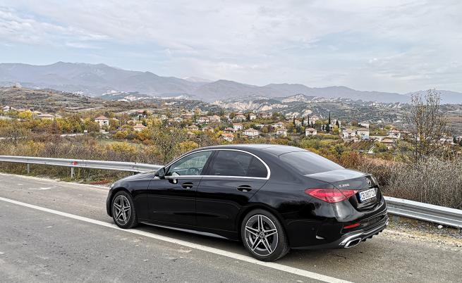  STOP & GO: Новата C-класа е пораснала фрапантно на дължина (+65 мм), ширина (+10 мм), междуосие (+25 мм) и диря отпред/отзад (+19/48 мм). Само височина е понижена с 9 мм. 