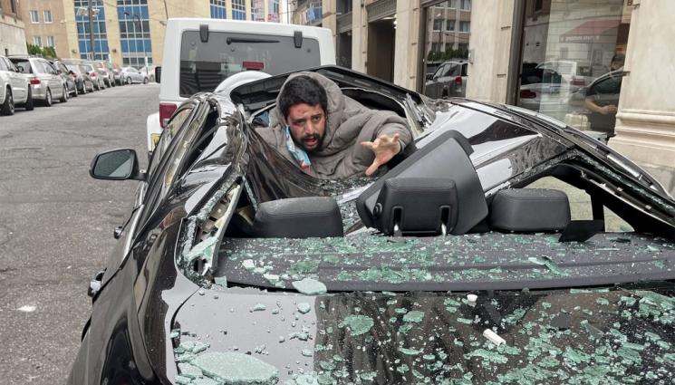 падане от 9 етажна сграда - Мъж летя девет етажа, падна върху кола и оцеля