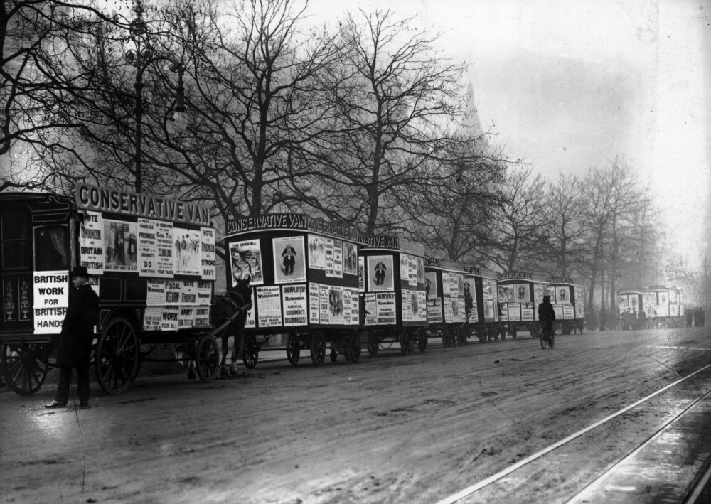 1907 година. Пропагандни плакати на Консервативната партия са окичени по градските карети по време на предизборна кампания в Лондон