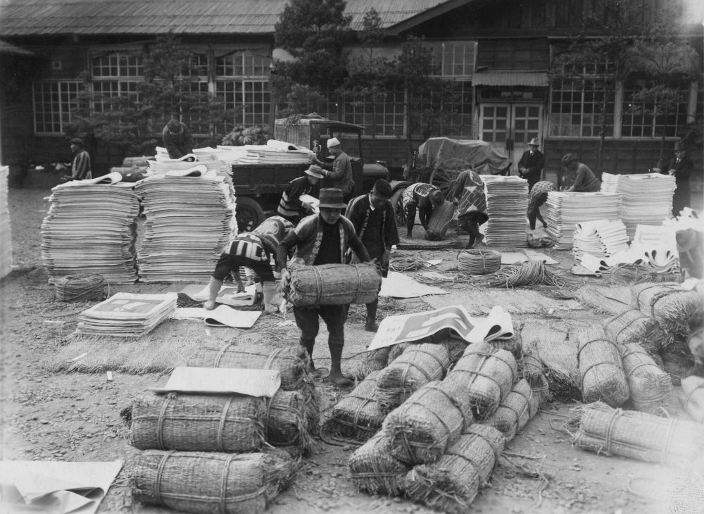 1930 година. Работници приготвят плакати, които да напомнят на населението на Япония, че трябва да участват в предстоящите избори