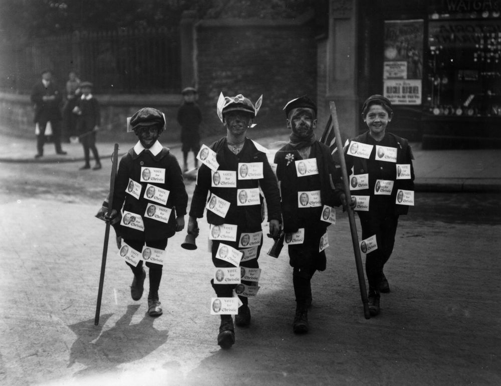 1913 година. Деца на миньори агитират по време на изборите в Честърфийлд, Великобритания