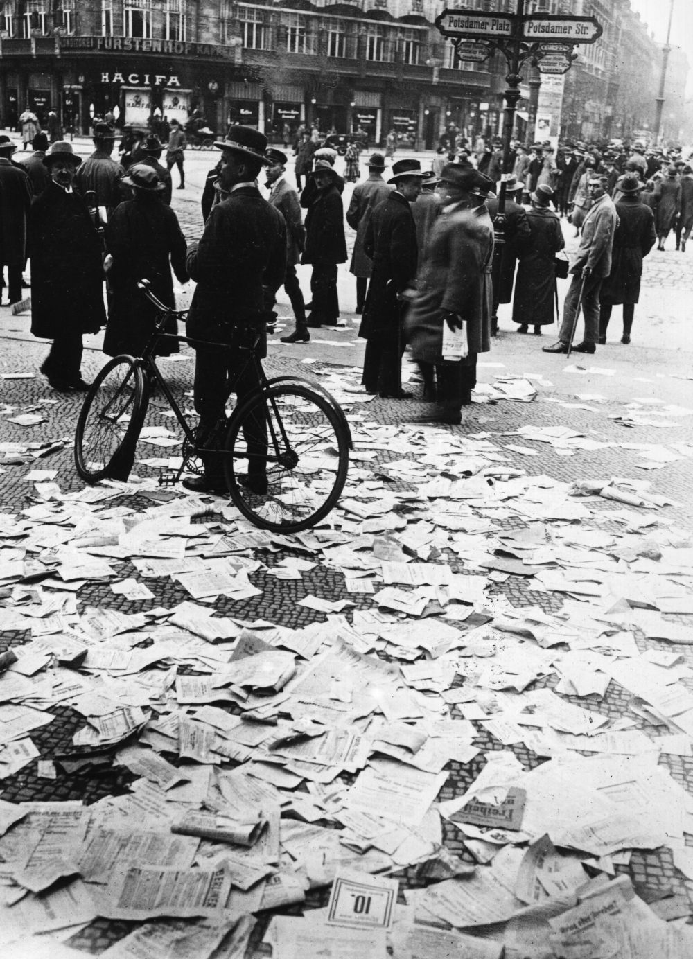 1924 година. Площад Потсдамер плац в Берлин е покрит с пропагандни листовки по време на предизборна кампания