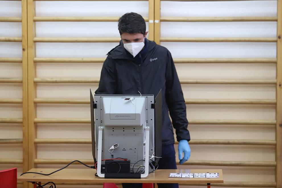 Избори за кмет се провеждат днес в община Нова Загора.