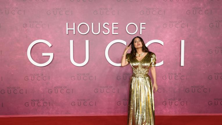 Златна Салма Хайек на премиерата на „Домът на Гучи“ в Лос Анджелис