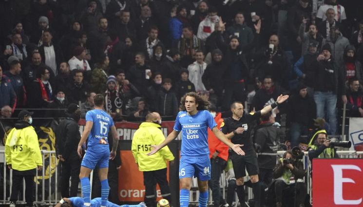 Франция - Затвориха стадиона на Лион заради хвърлената бутилка