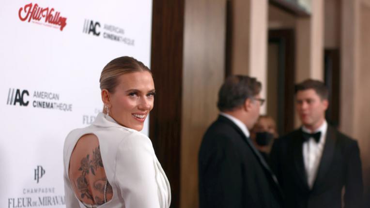  Скарлет Йохансон с премия и първа поява на аления килим след раждането 