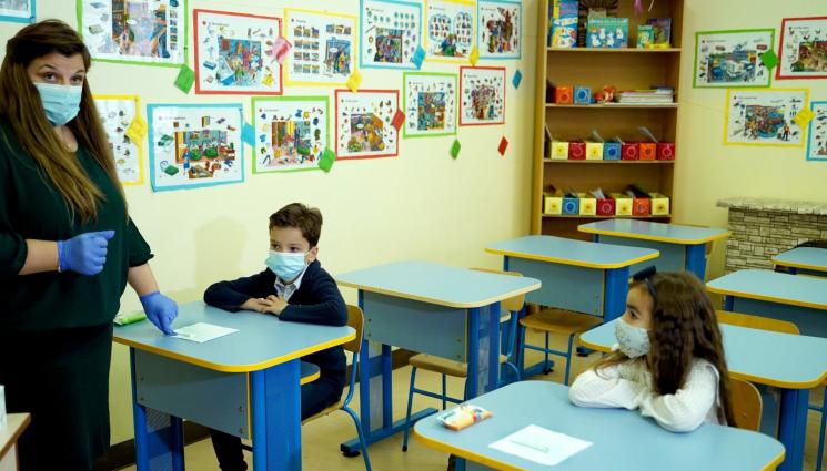 училище - Над 60% от малките ученици са в клас, родителите вече харесват щадящите тестове