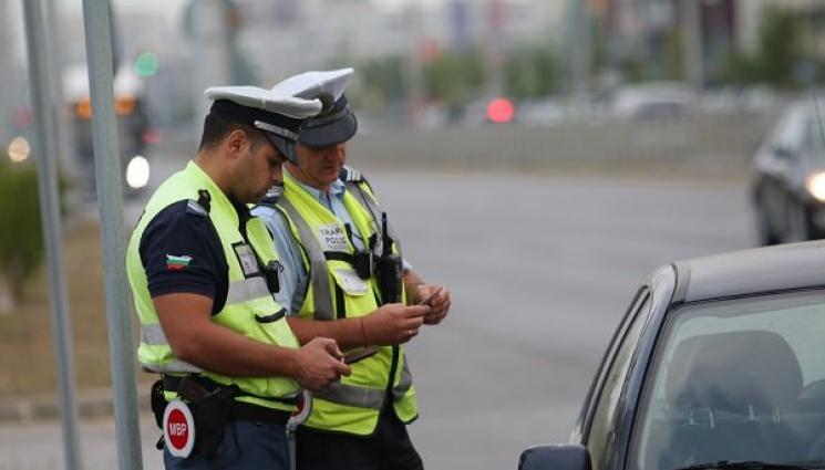 полицаи - Каналджия пробва да подкупи полицаи, сложиха му белезници