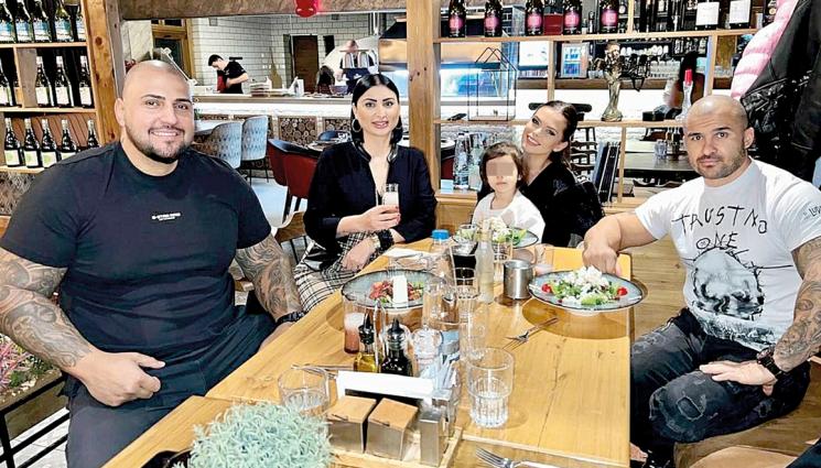 Софи Маринова - Софка си прибра Гринго, празнуват годишнина във Велинград с кумовете