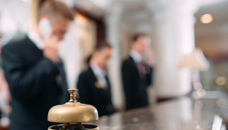 хотел рецепция - Персоналът над 60 години далеч от гостите, парната баня претъпкана въпреки забраната