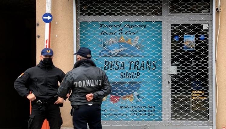 Катастрофа Струма - КОШМАРЪТ НА СТРУМА: Полиция пази офиса на фирмата собственик на автобуса от близките на жертвите