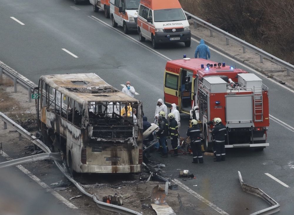 Според първоначална информация причината да не могат да се спасят хората е това, че автобусът се е преобърнал
