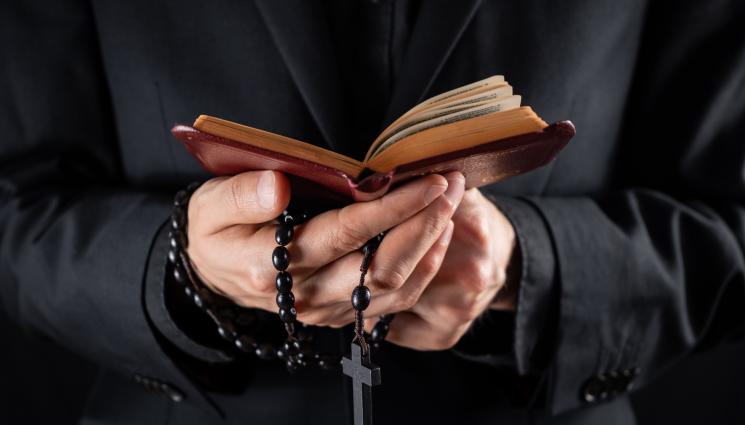 свещеник - ДЯВОЛСКА РАБОТА: Заловиха свещеник педофил!