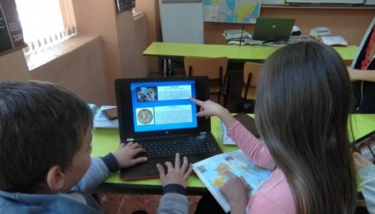 ученици - Щадящите тестове за COVID- 19 не спират ромските ученици да ходят на училище