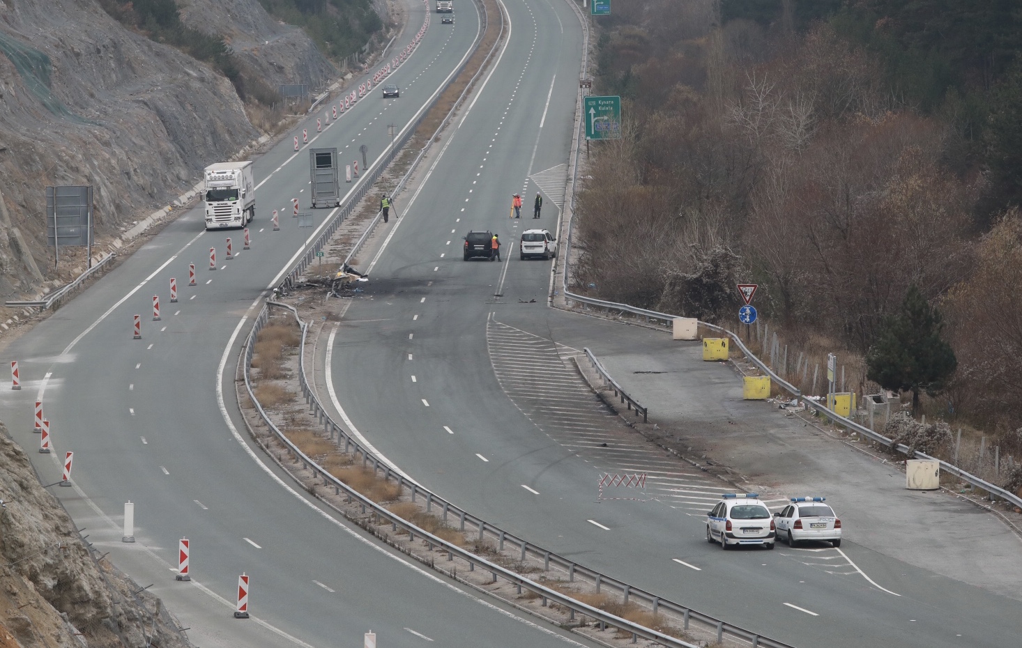 <p>Възстановено е движението по АМ &quot;Струма&quot; при км 32 в посока София</p>