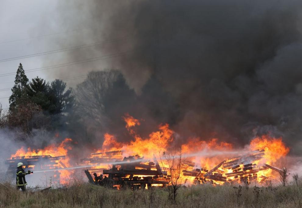 Пожар възникна в кравеферма в хасковското село Конуш. Сигналът за
