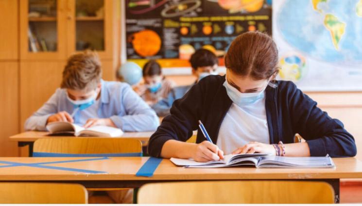 ученици - Учениците от 5 до 12 клас със зелен сертификат се връщат в клас без тестване